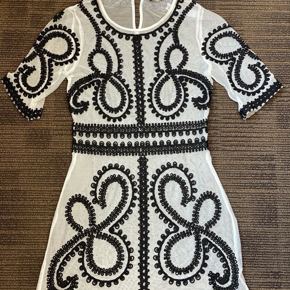 Ark &‎ Co Boutique Sheer Applique Shift Dress Sz S